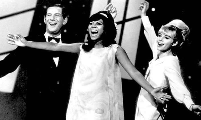 Cathy Wayne performing during a Vietnam War tour — a vintage black-and-white photo representing the courage of wartime entertainers and one of the entertainers who paid the ultimate price.