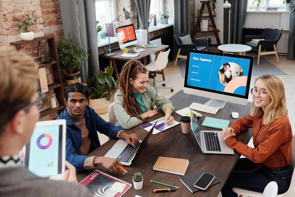 Contact DesignMode24 com team of designers collaborating on a creative project