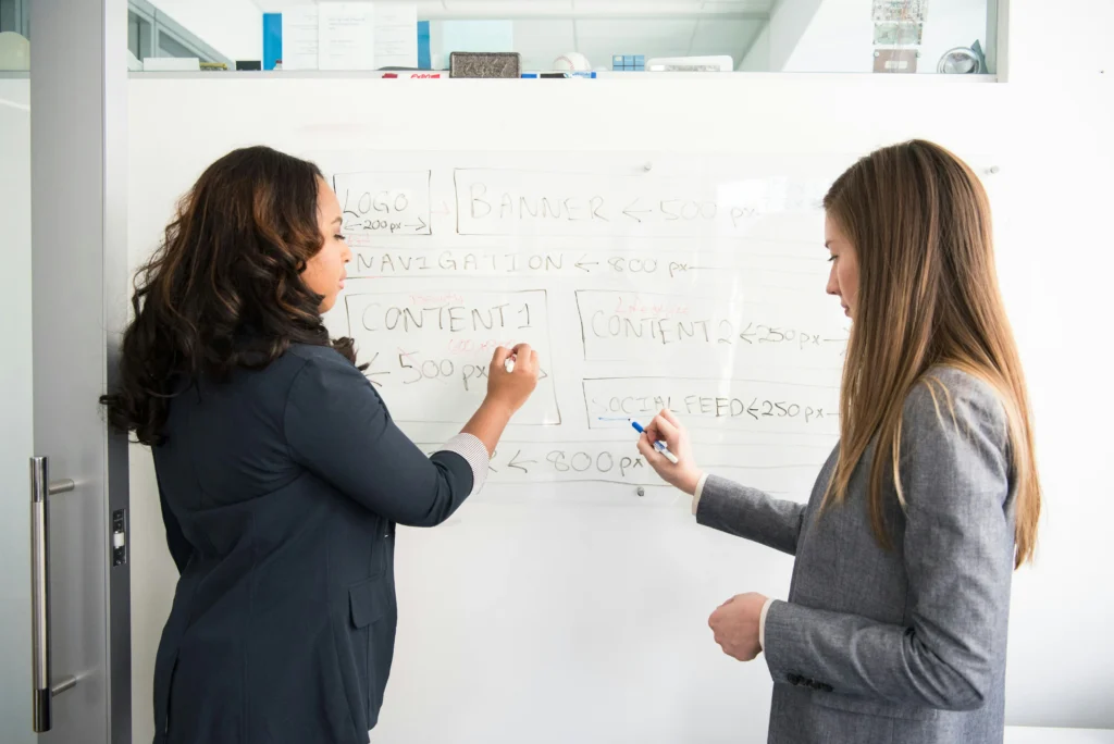 Team implementing Protocolo Operacional Padrão (POP) on a whiteboard in a modern office setting.